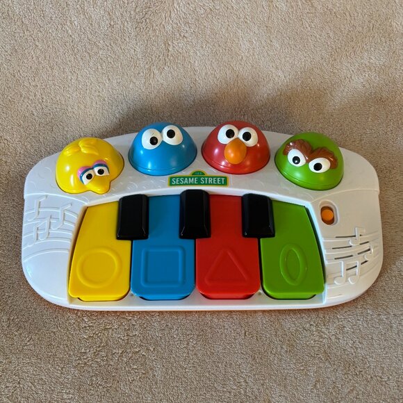 SESAME STREET SINGING FRIENDS MUSICAL PIANO for ages 12+  Months - Picture 1 of 1